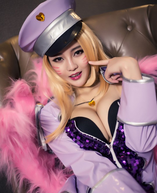 美女4人酒池肉林